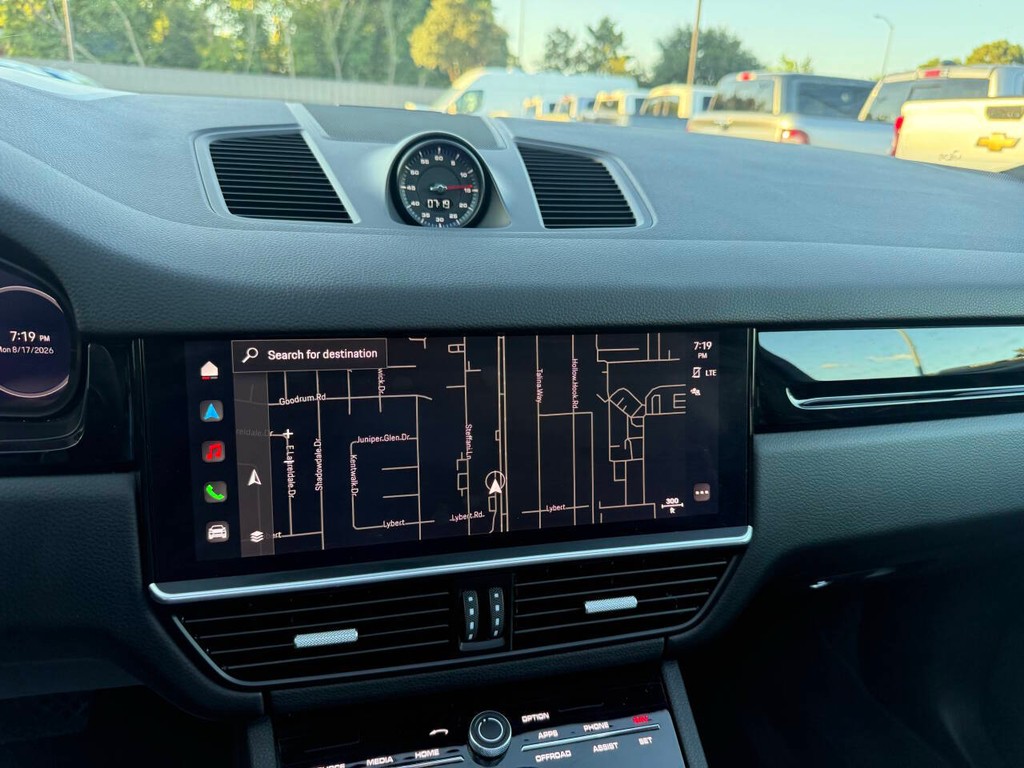 Porsche Cayenne Vehicle Full-screen Gallery Image 26