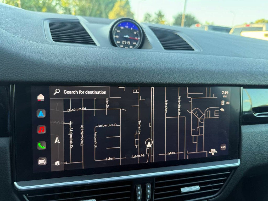 Porsche Cayenne Vehicle Full-screen Gallery Image 27