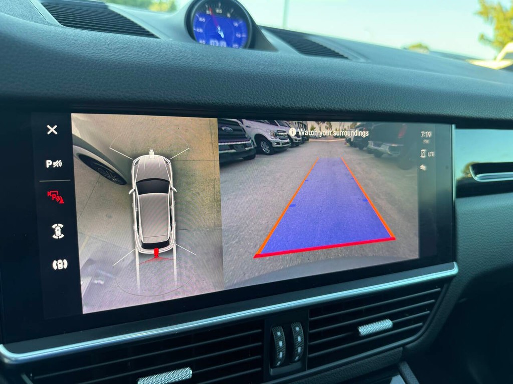 Porsche Cayenne Vehicle Full-screen Gallery Image 28