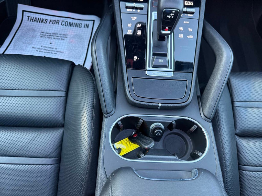 Porsche Cayenne Vehicle Full-screen Gallery Image 30