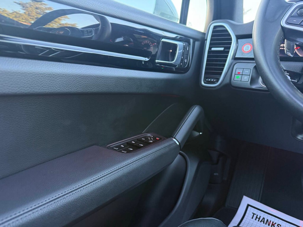 Porsche Cayenne Vehicle Full-screen Gallery Image 31