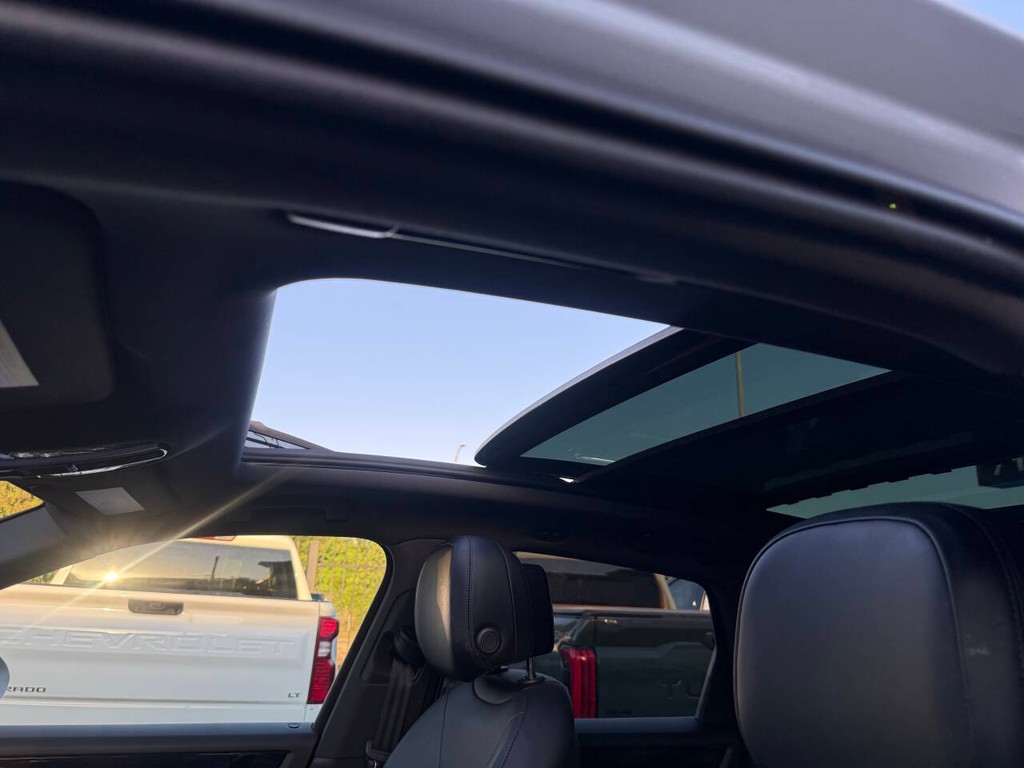 Porsche Cayenne Vehicle Full-screen Gallery Image 32