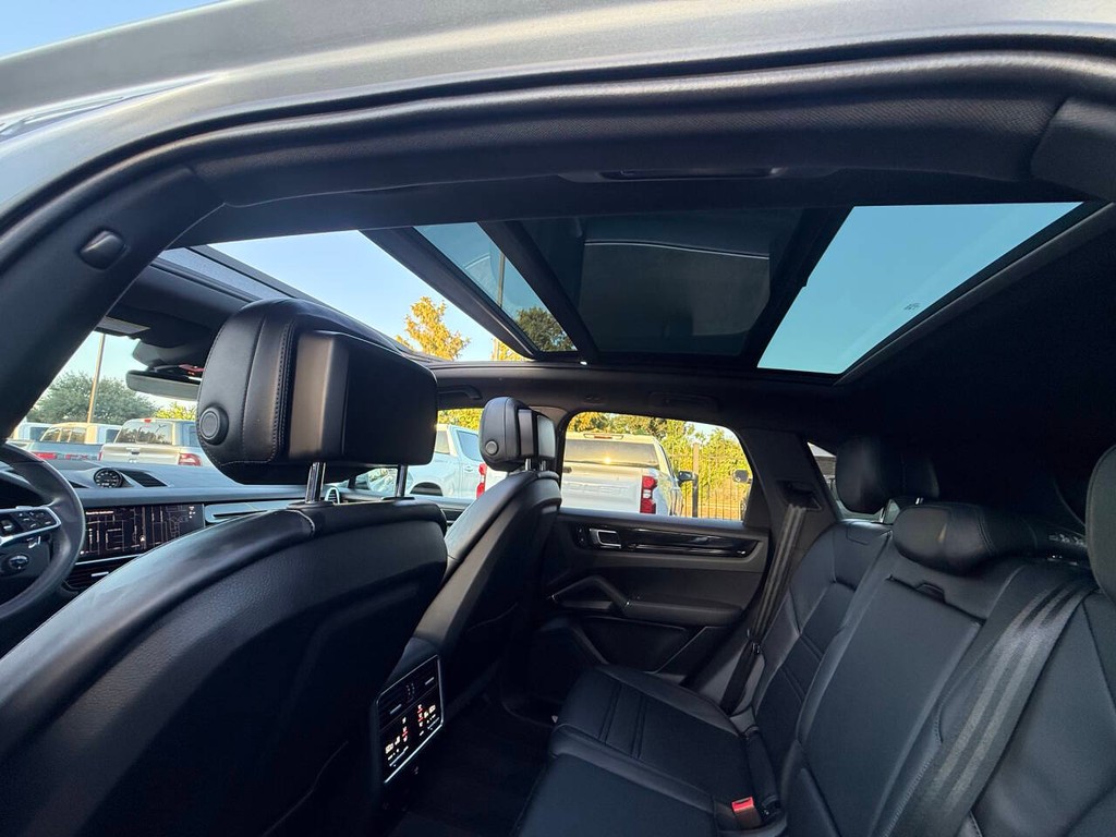 Porsche Cayenne Vehicle Full-screen Gallery Image 33