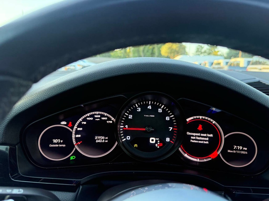 Porsche Cayenne Vehicle Full-screen Gallery Image 35