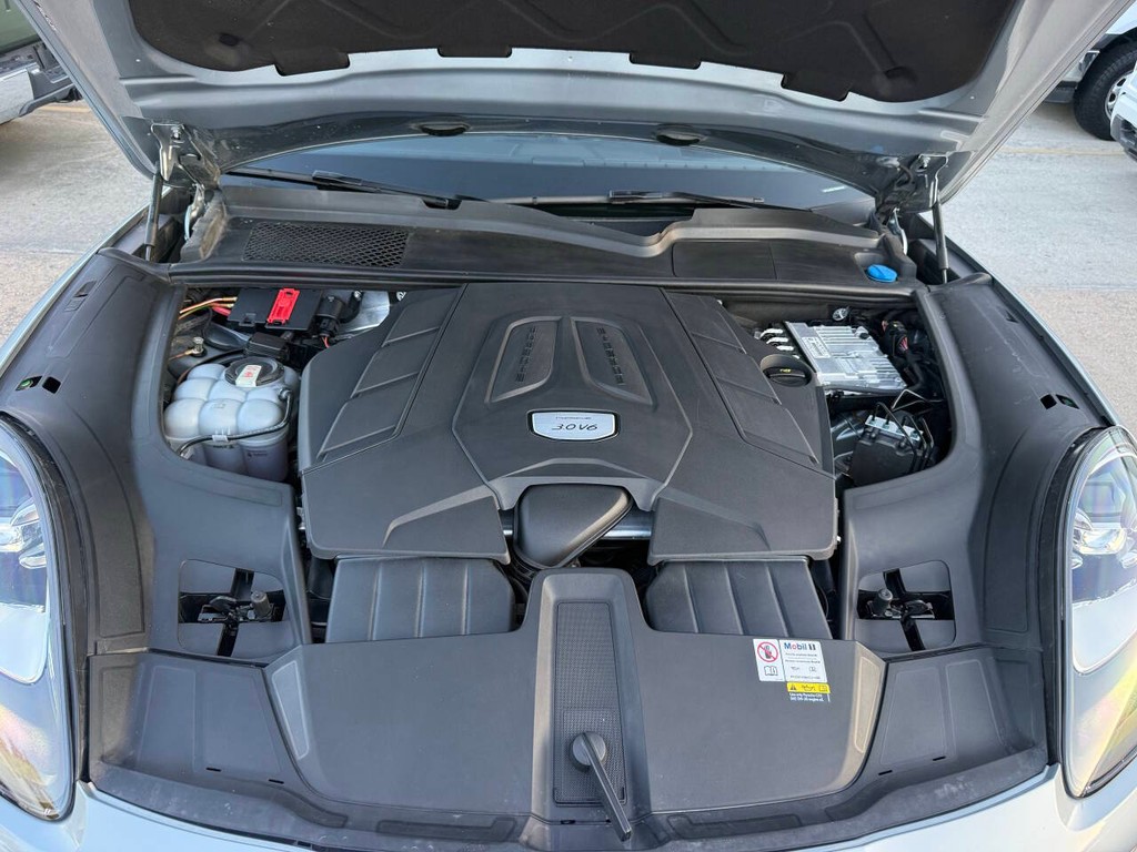 Porsche Cayenne Vehicle Full-screen Gallery Image 37