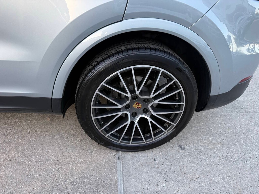 Porsche Cayenne Vehicle Full-screen Gallery Image 38
