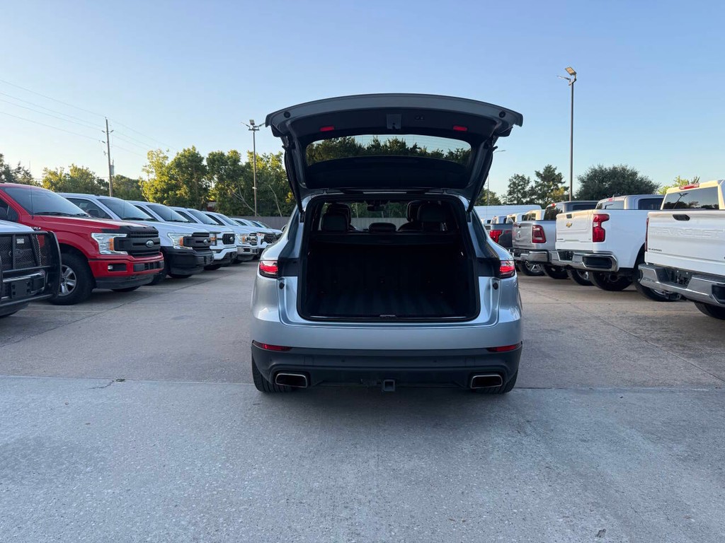Porsche Cayenne Vehicle Full-screen Gallery Image 39