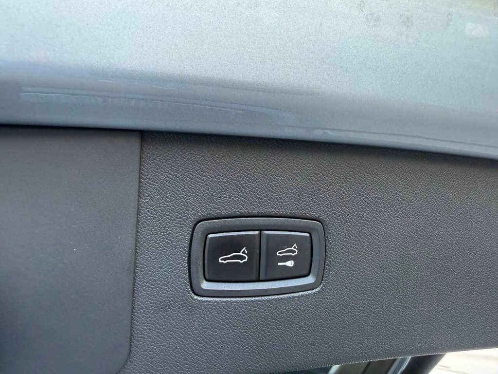 Porsche Cayenne Vehicle Full-screen Gallery Image 40