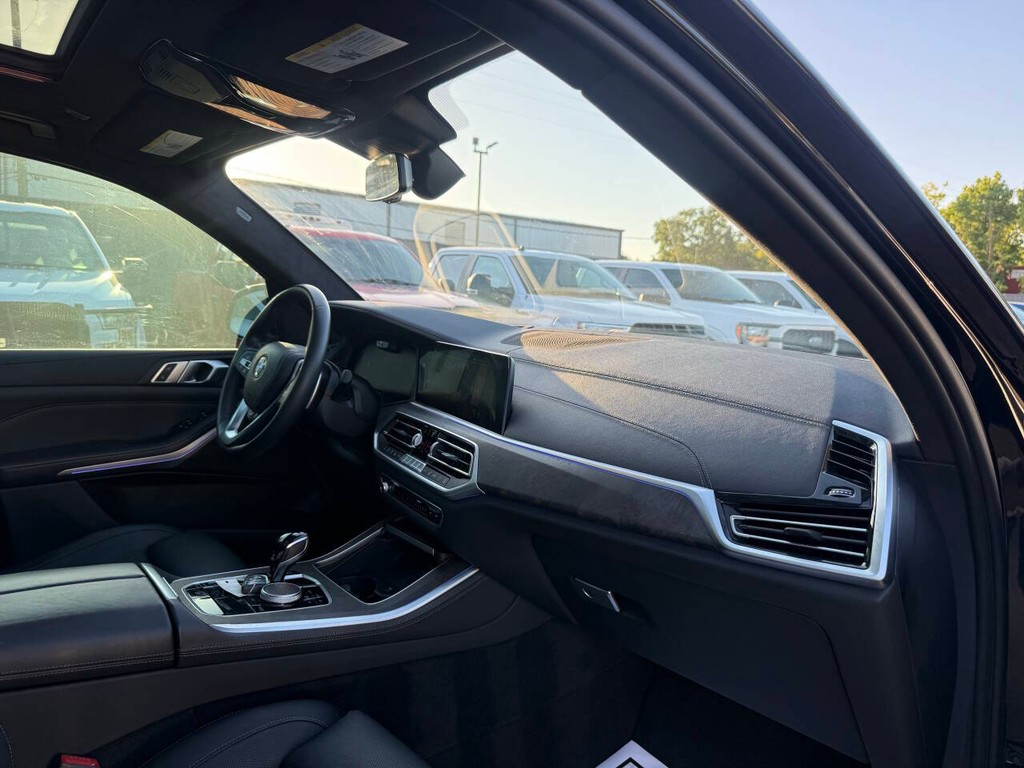 BMW X5 Vehicle Full-screen Gallery Image 09