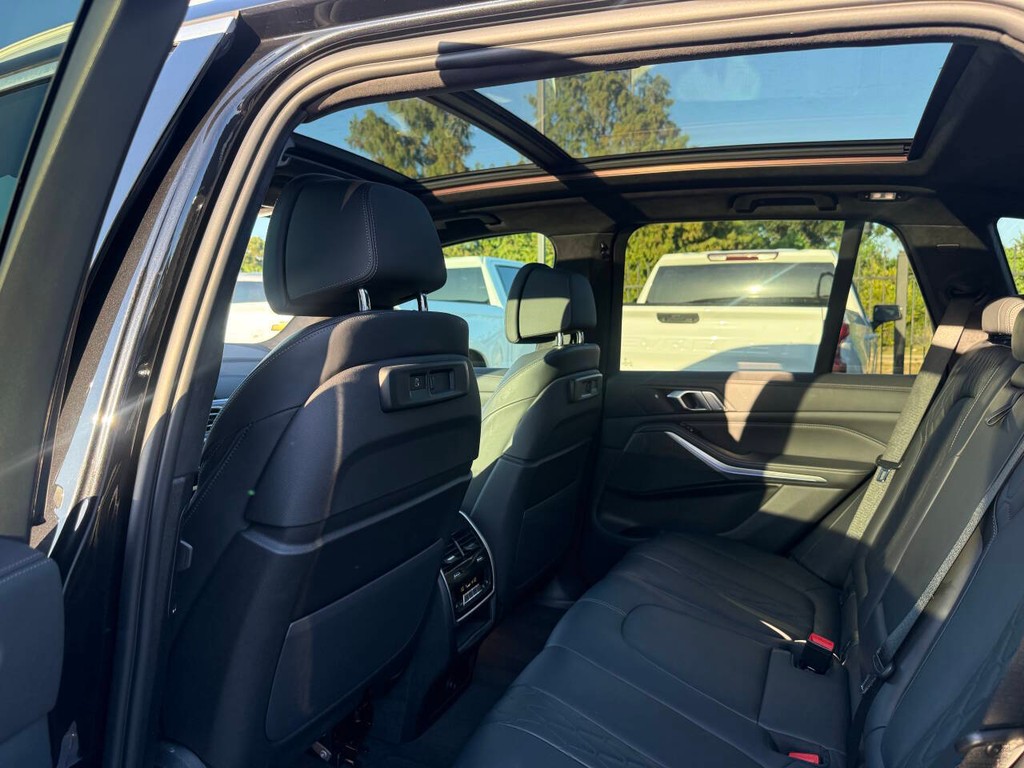 BMW X5 Vehicle Full-screen Gallery Image 12