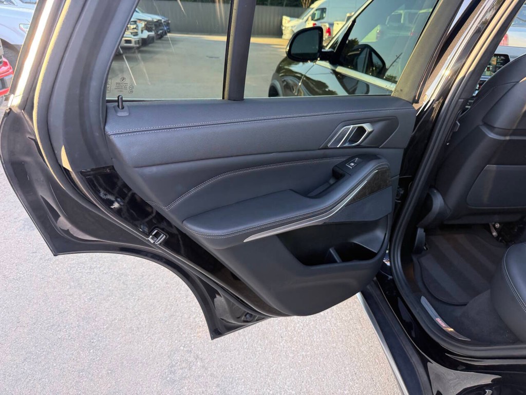 BMW X5 Vehicle Full-screen Gallery Image 14