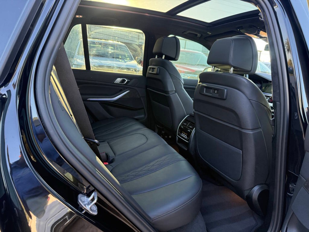BMW X5 Vehicle Full-screen Gallery Image 15