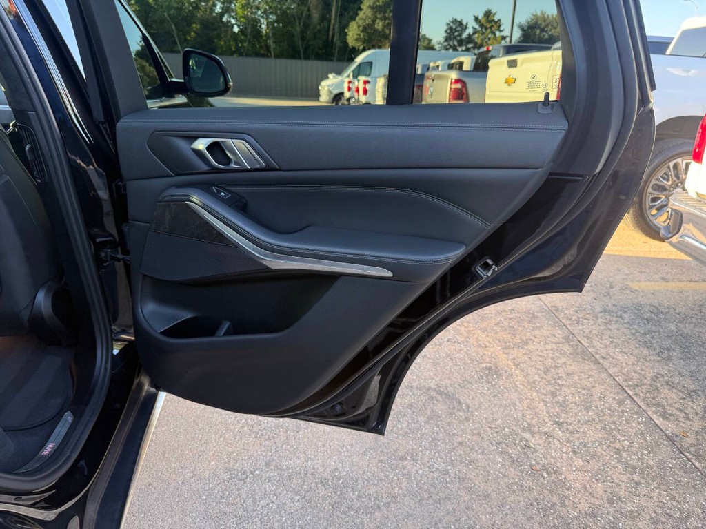 BMW X5 Vehicle Full-screen Gallery Image 16