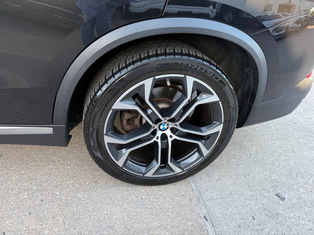 BMW X5 Vehicle Full-screen Gallery Image 39