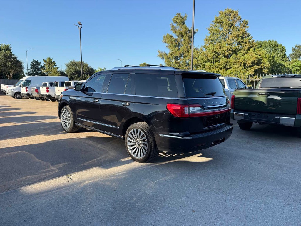 Lincoln Navigator Vehicle Full-screen Gallery Image 04