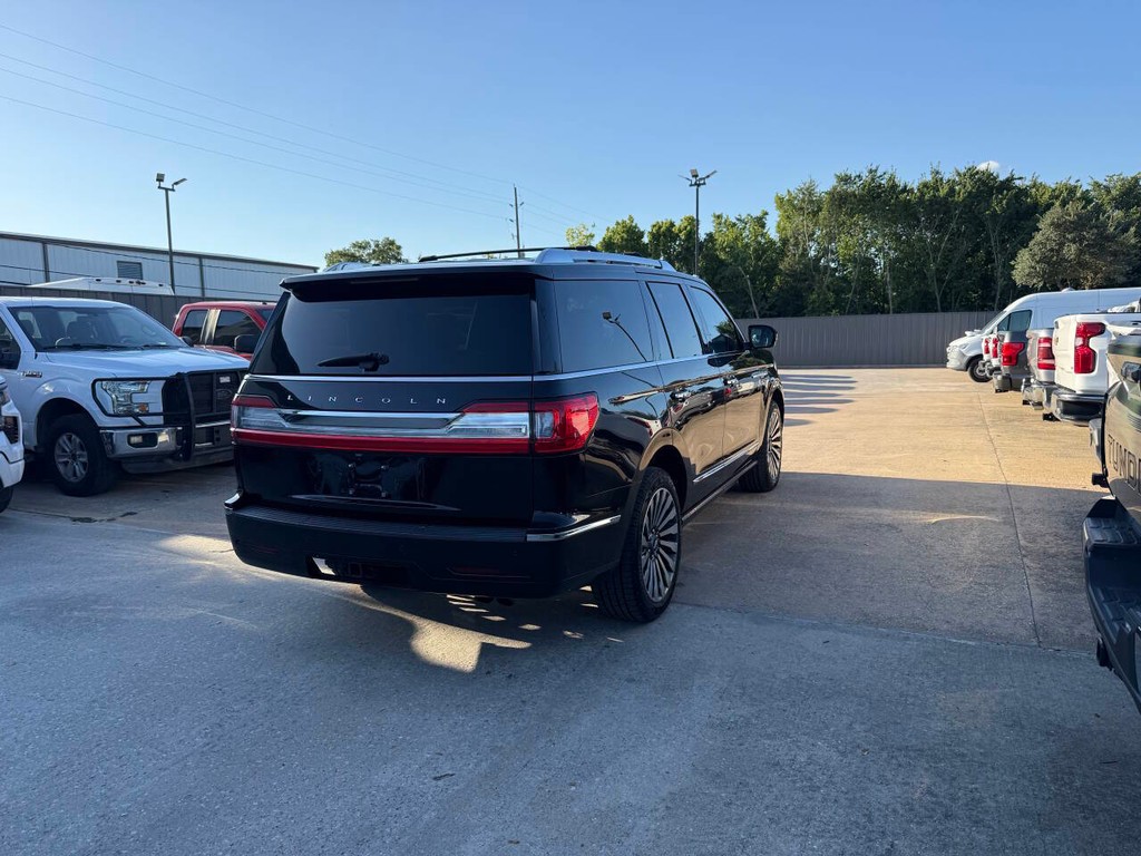 Lincoln Navigator Vehicle Full-screen Gallery Image 05