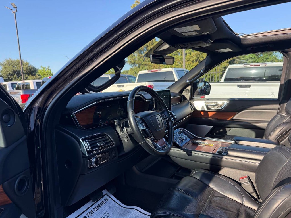 Lincoln Navigator Vehicle Full-screen Gallery Image 06