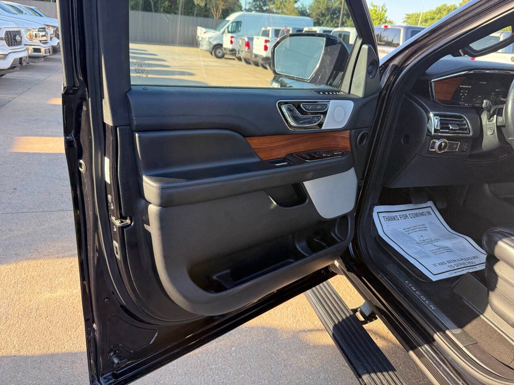 Lincoln Navigator Vehicle Full-screen Gallery Image 08