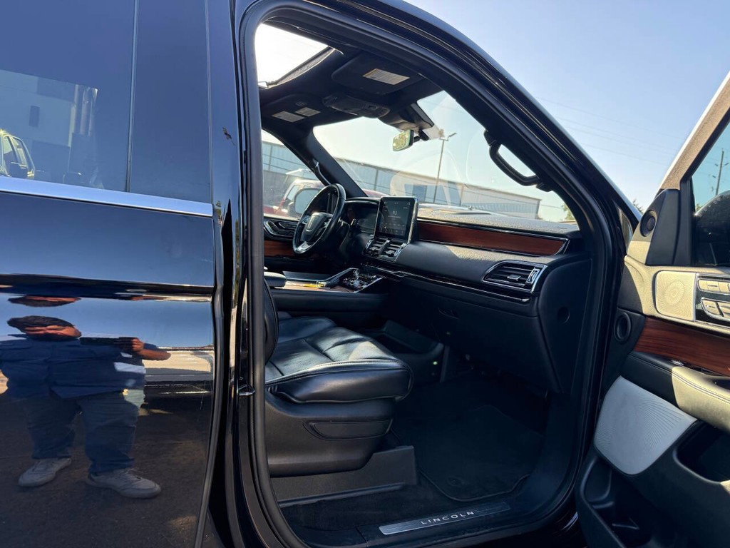 Lincoln Navigator Vehicle Full-screen Gallery Image 10