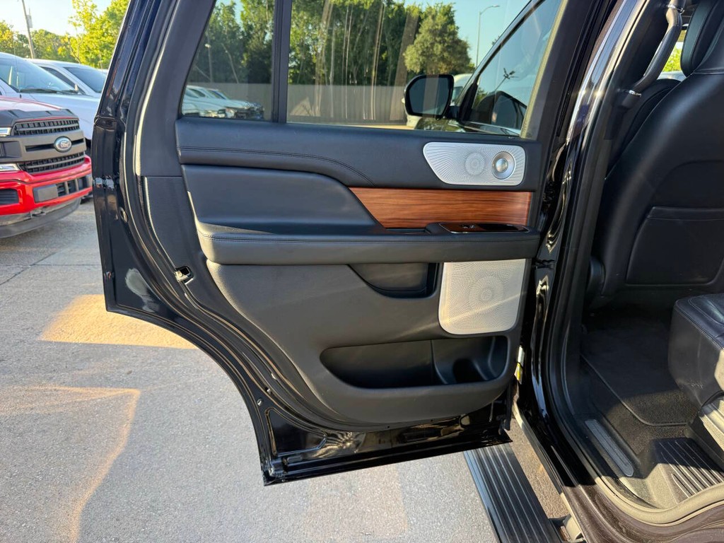 Lincoln Navigator Vehicle Full-screen Gallery Image 11
