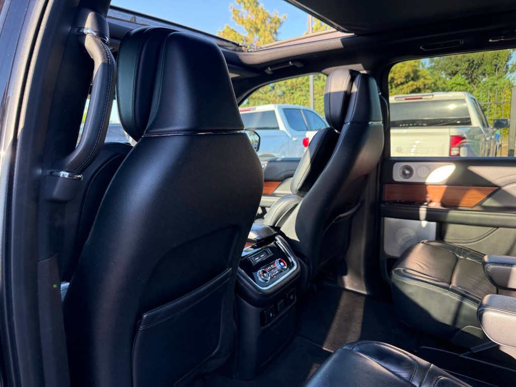Lincoln Navigator Vehicle Full-screen Gallery Image 12