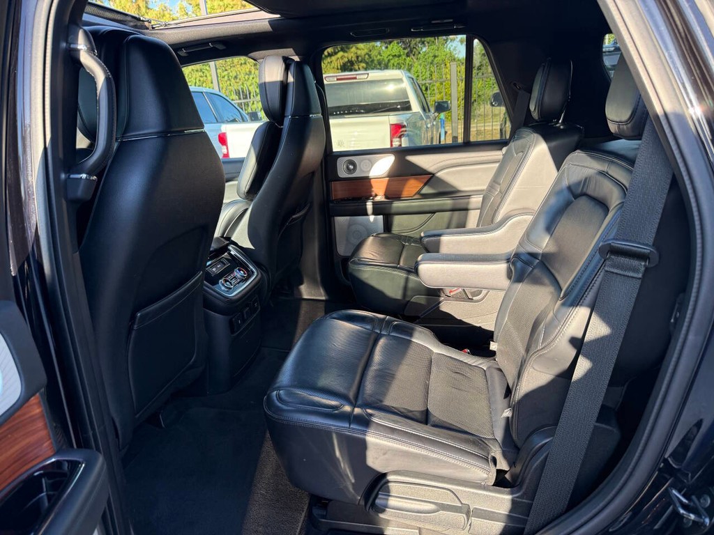 Lincoln Navigator Vehicle Full-screen Gallery Image 13
