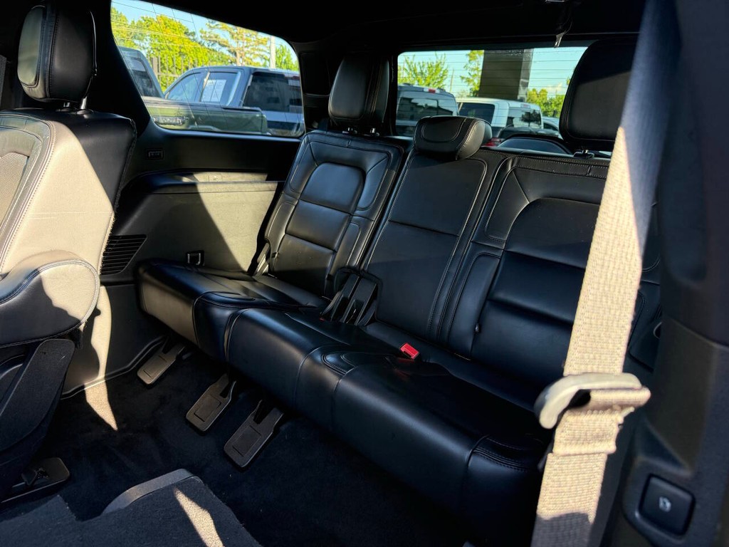 Lincoln Navigator Vehicle Full-screen Gallery Image 14