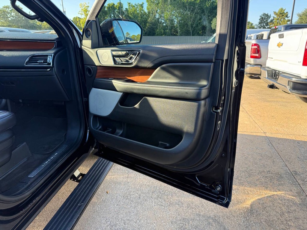 Lincoln Navigator Vehicle Full-screen Gallery Image 15