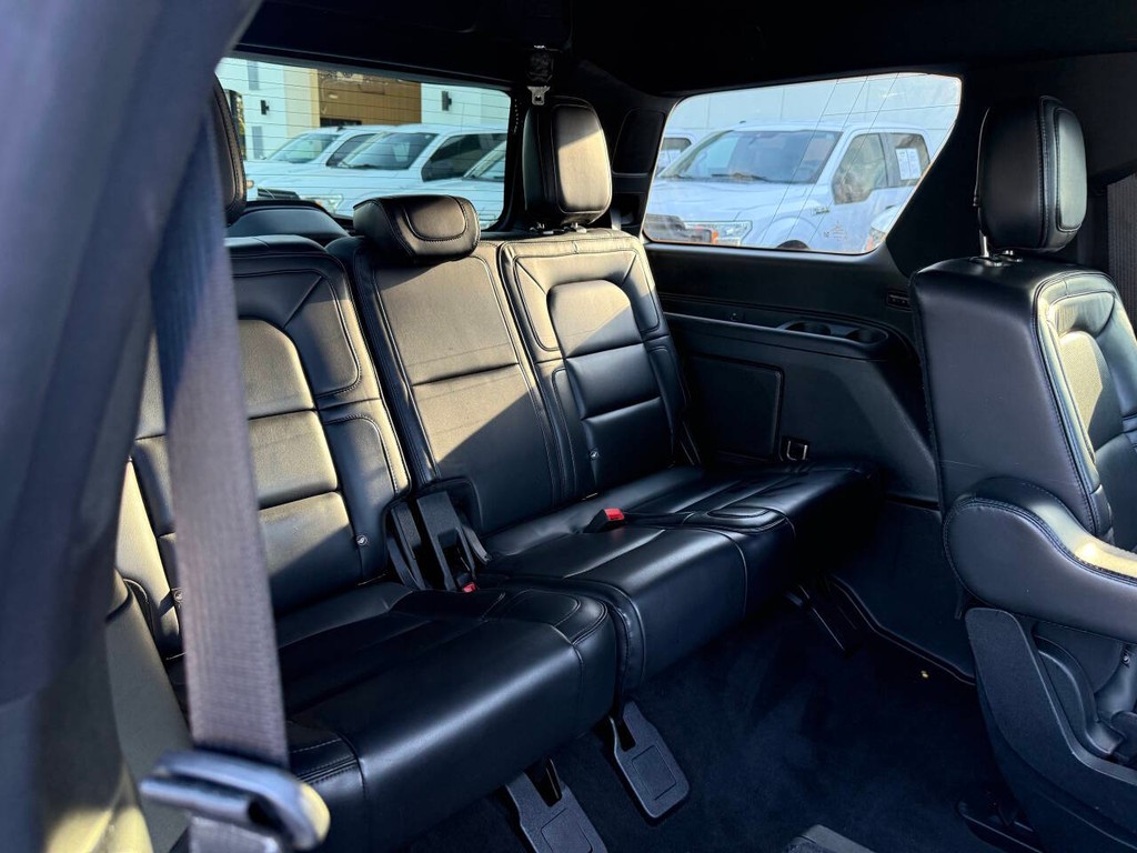 Lincoln Navigator Vehicle Full-screen Gallery Image 16