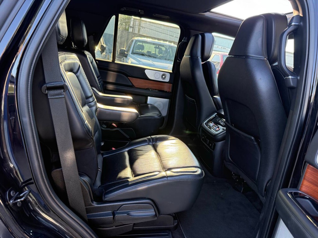Lincoln Navigator Vehicle Full-screen Gallery Image 17