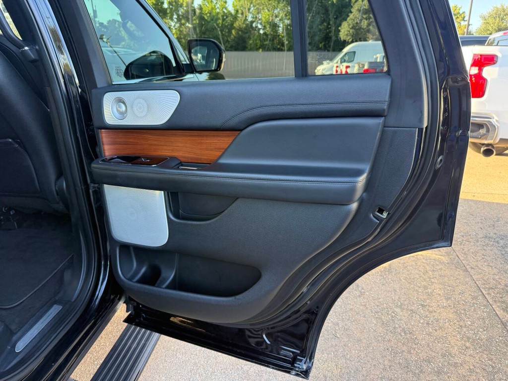 Lincoln Navigator Vehicle Full-screen Gallery Image 18