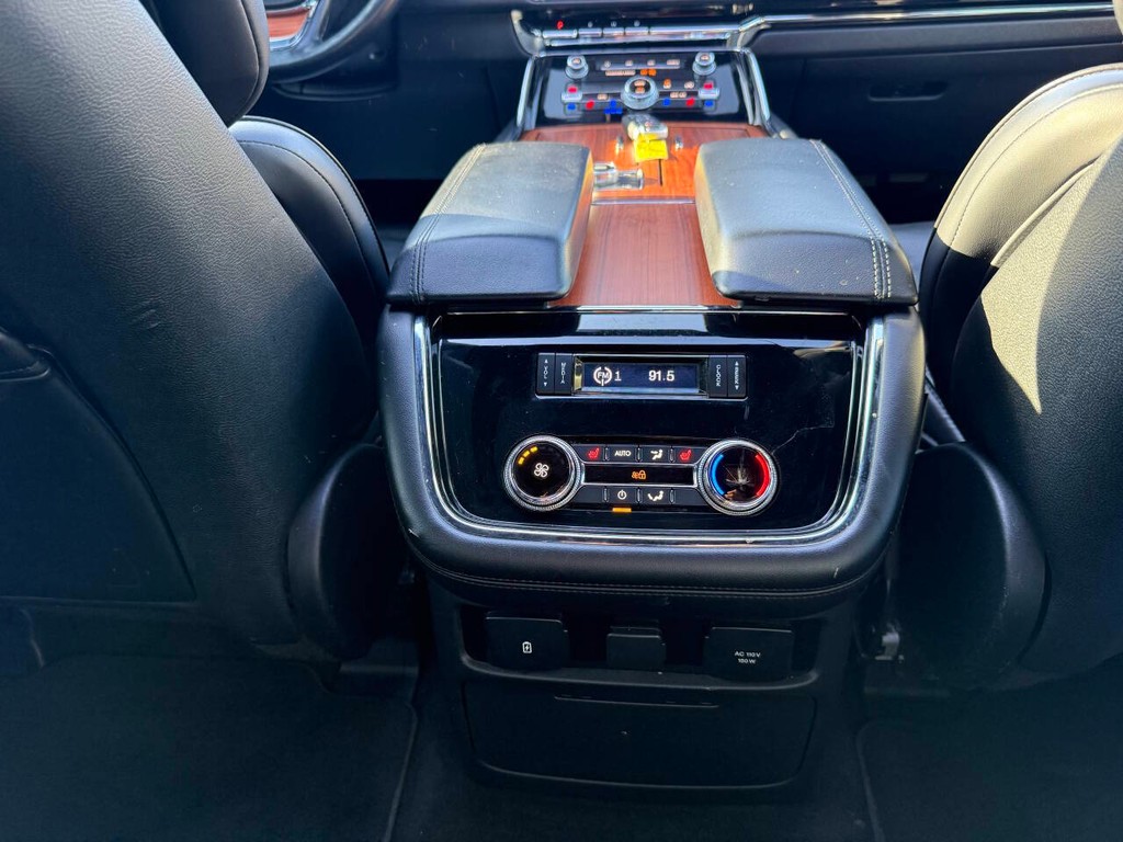 Lincoln Navigator Vehicle Full-screen Gallery Image 19