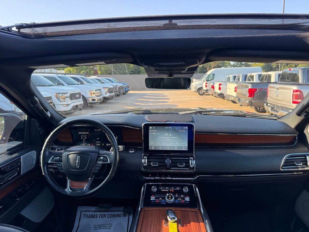 Lincoln Navigator Vehicle Full-screen Gallery Image 20