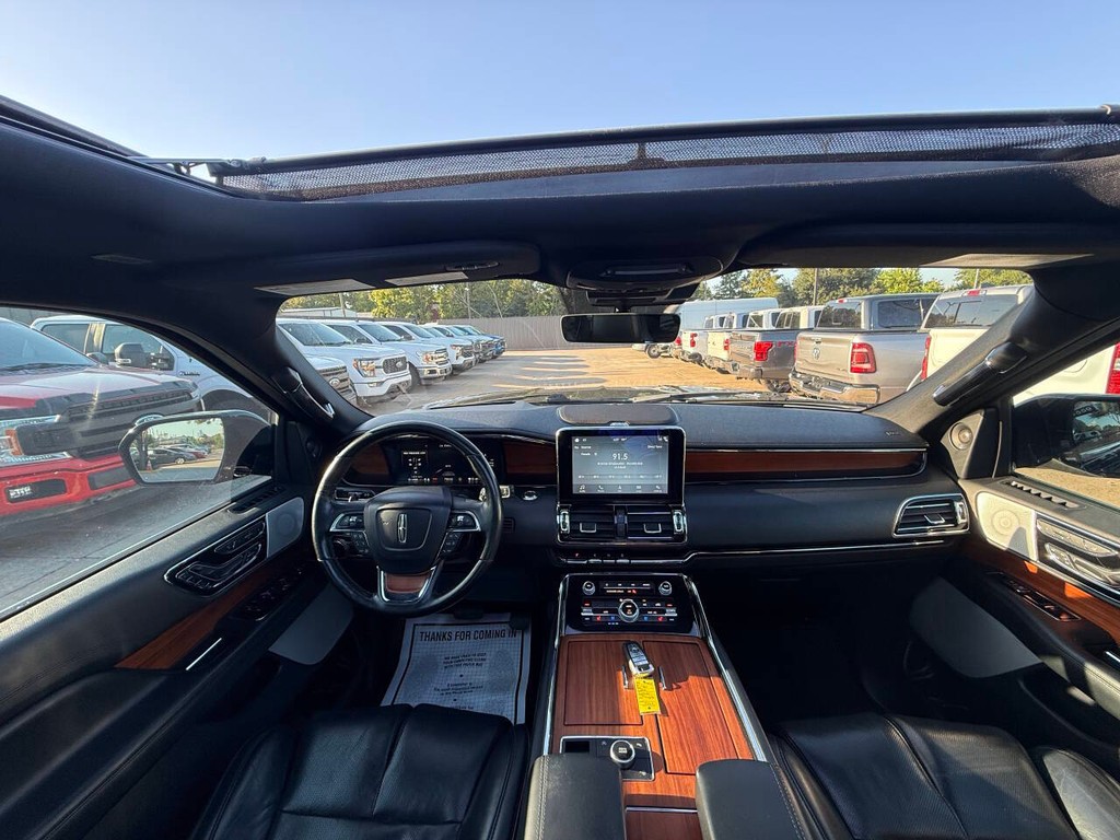 Lincoln Navigator Vehicle Full-screen Gallery Image 21