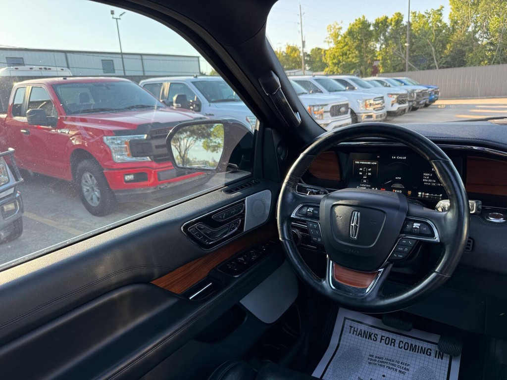 Lincoln Navigator Vehicle Full-screen Gallery Image 22