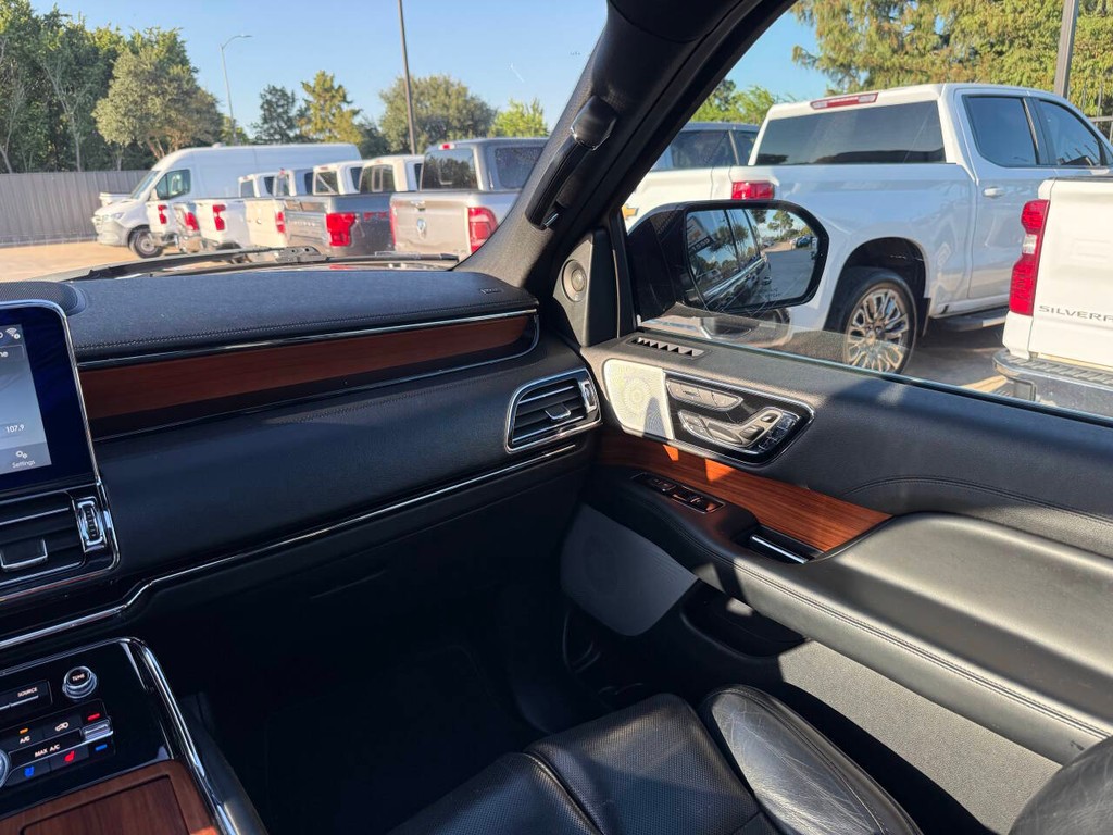 Lincoln Navigator Vehicle Full-screen Gallery Image 23