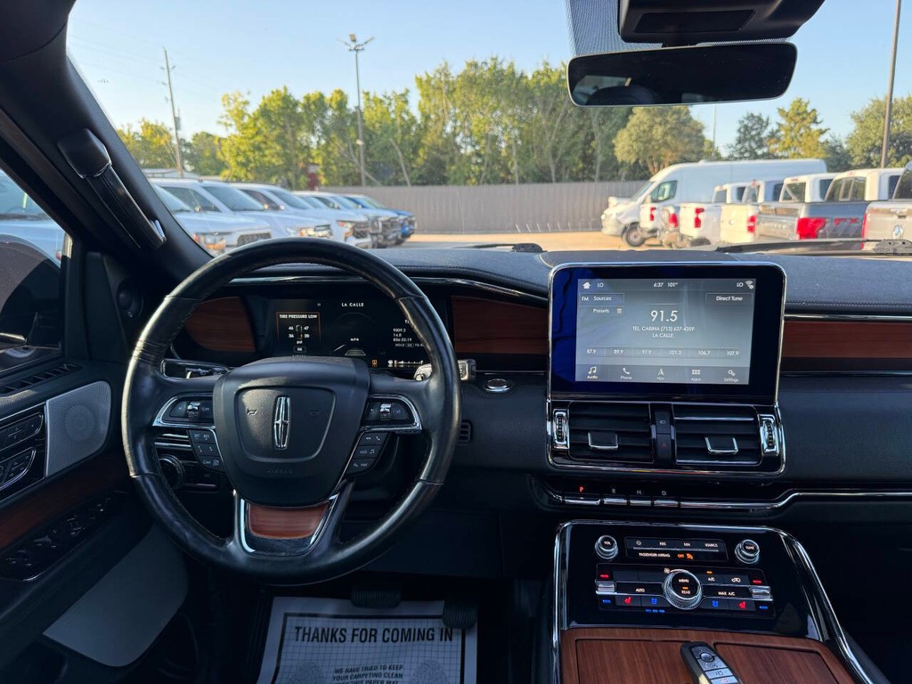 Lincoln Navigator Vehicle Full-screen Gallery Image 24