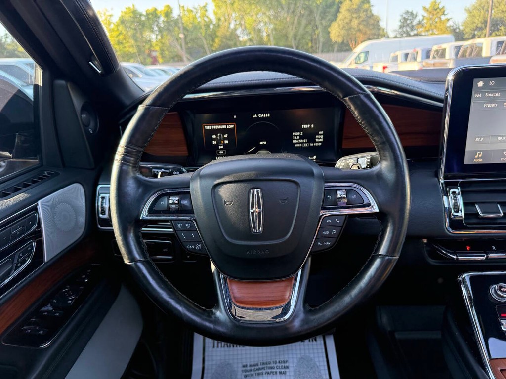 Lincoln Navigator Vehicle Full-screen Gallery Image 25