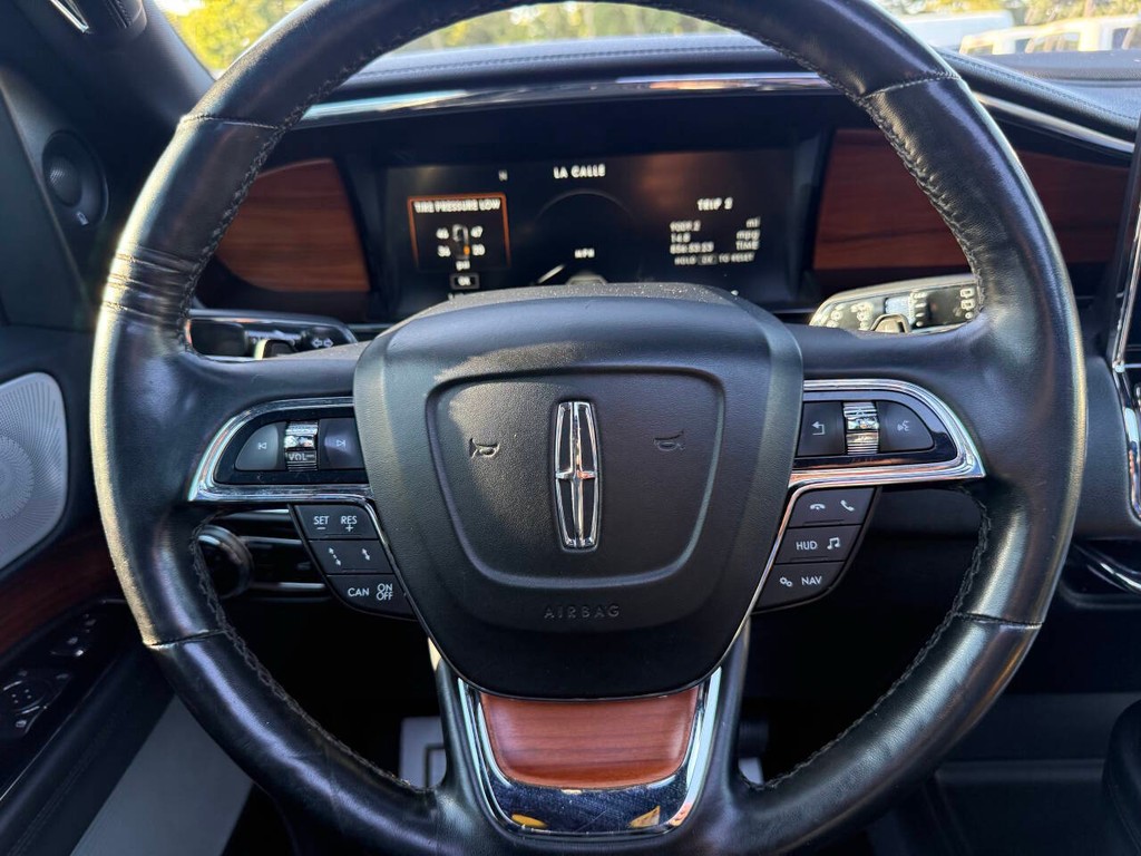Lincoln Navigator Vehicle Full-screen Gallery Image 26