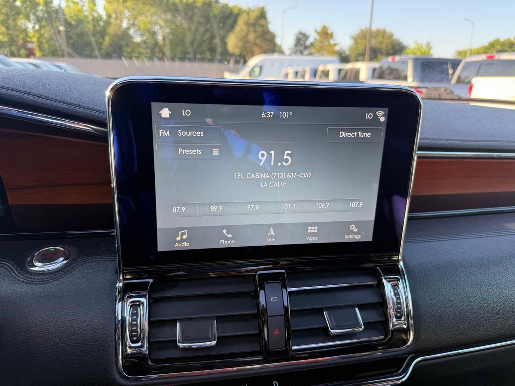 Lincoln Navigator Vehicle Full-screen Gallery Image 27
