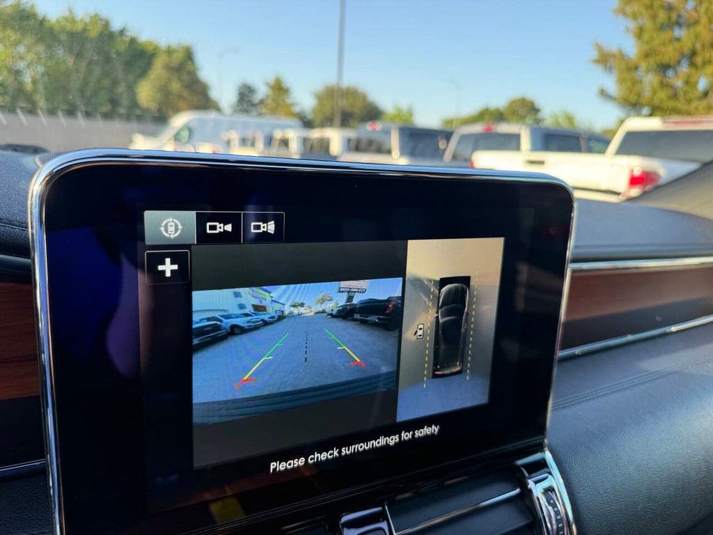 Lincoln Navigator Vehicle Full-screen Gallery Image 30