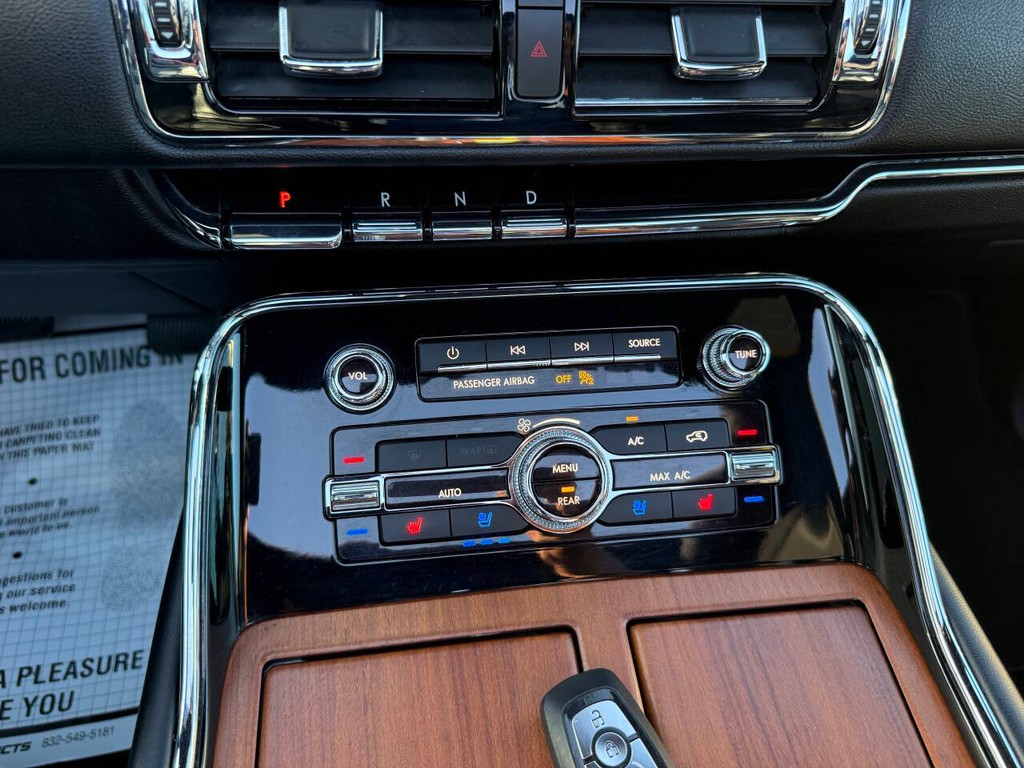 Lincoln Navigator Vehicle Full-screen Gallery Image 31