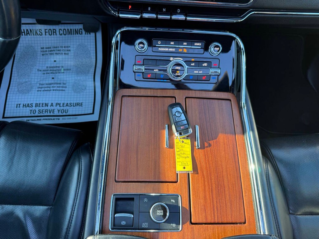 Lincoln Navigator Vehicle Full-screen Gallery Image 32