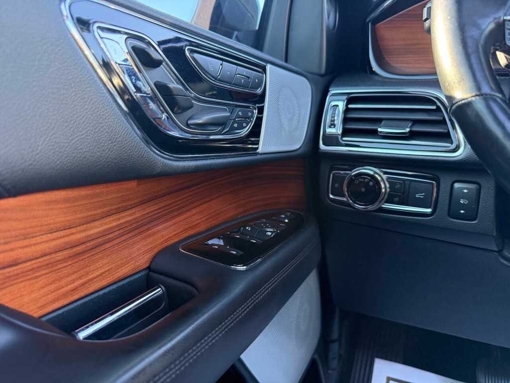 Lincoln Navigator Vehicle Full-screen Gallery Image 33