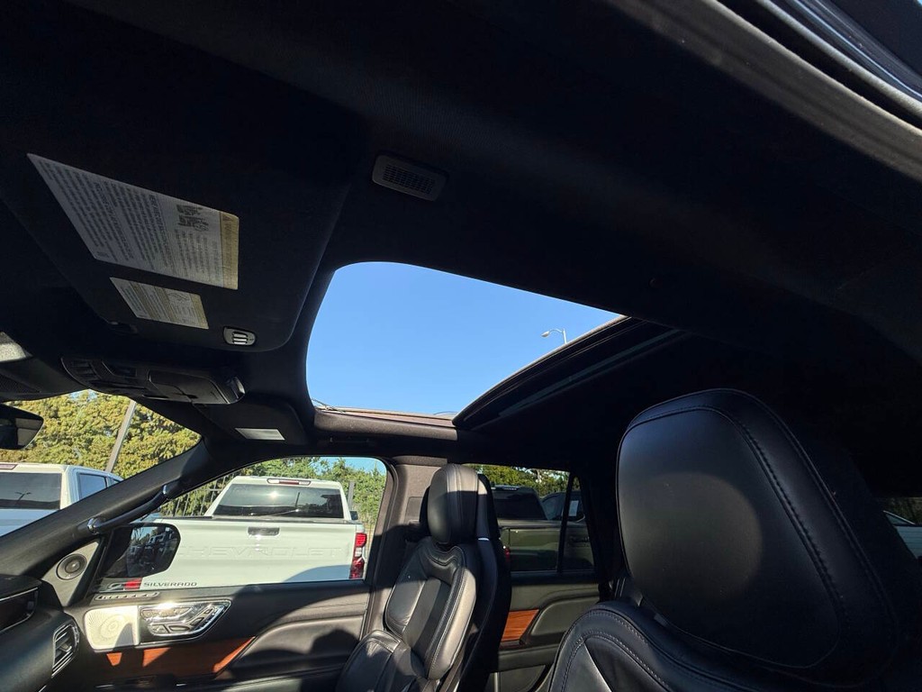 Lincoln Navigator Vehicle Full-screen Gallery Image 34