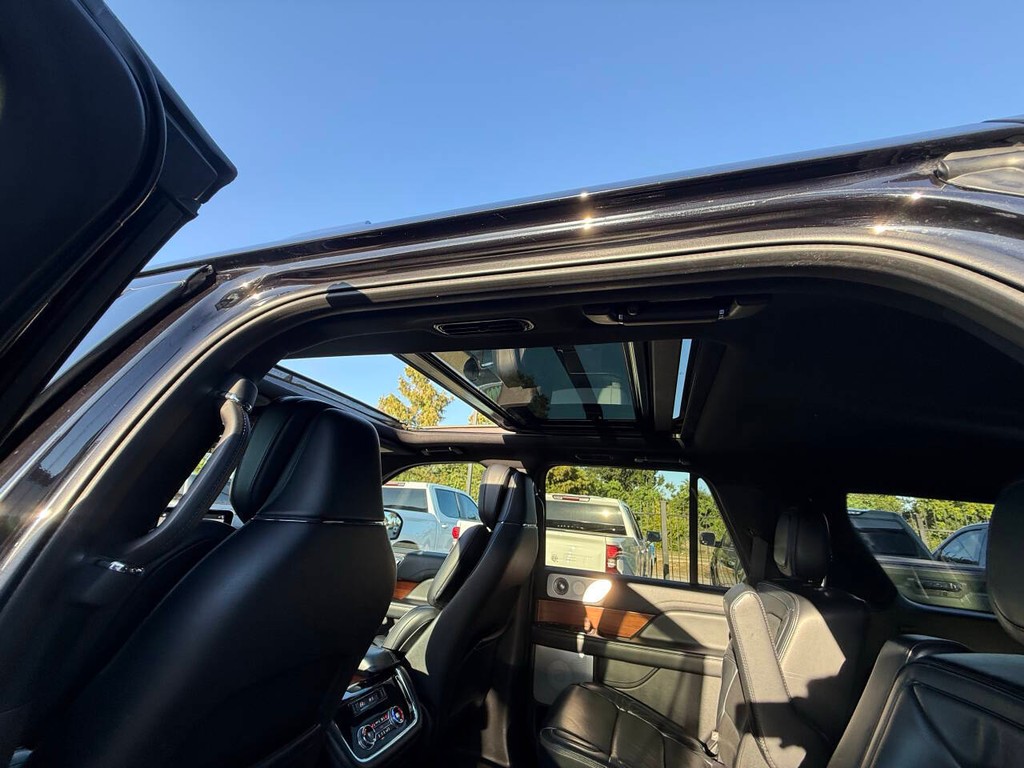 Lincoln Navigator Vehicle Full-screen Gallery Image 35