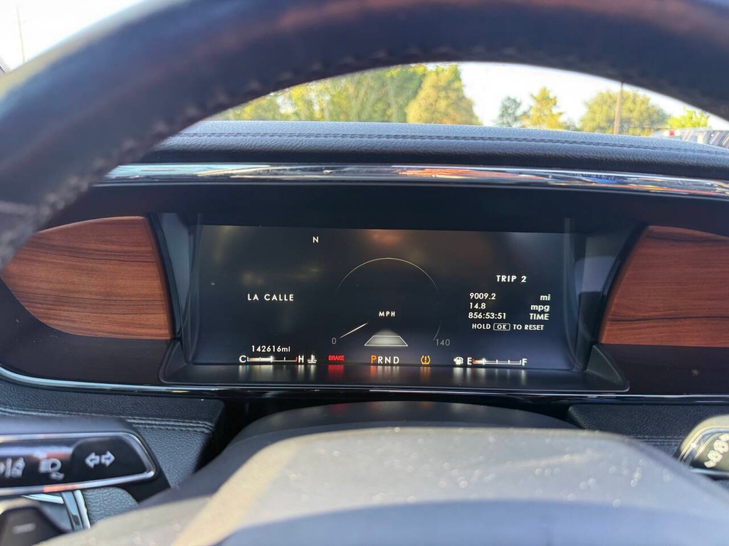 Lincoln Navigator Vehicle Full-screen Gallery Image 36