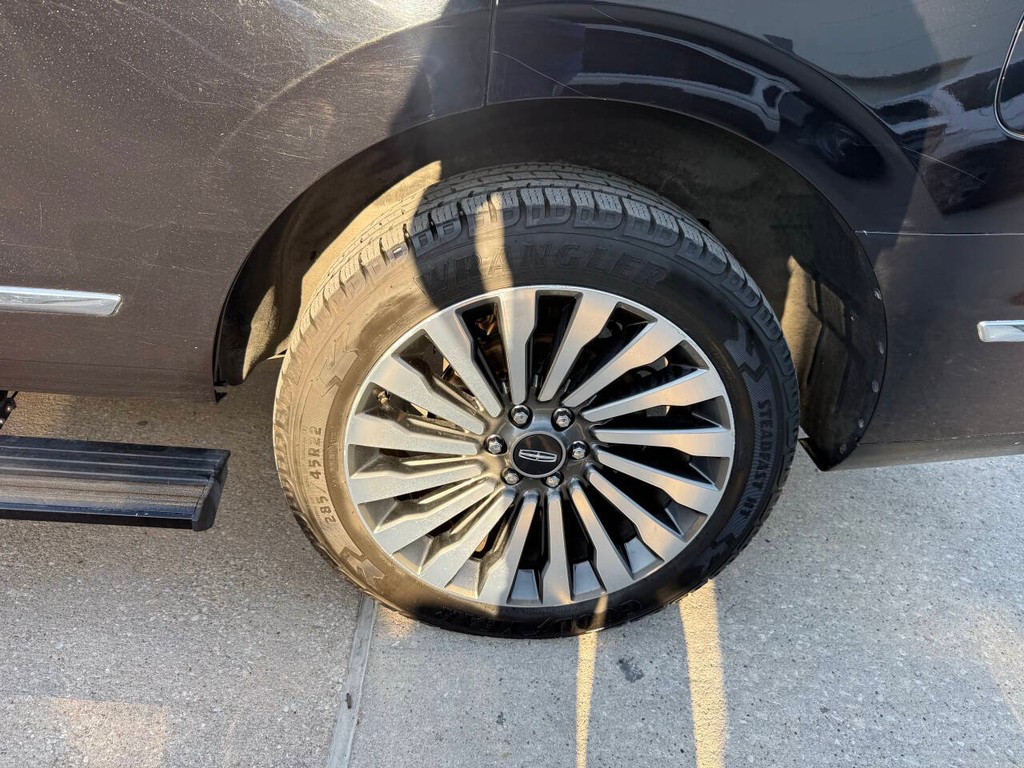 Lincoln Navigator Vehicle Full-screen Gallery Image 40