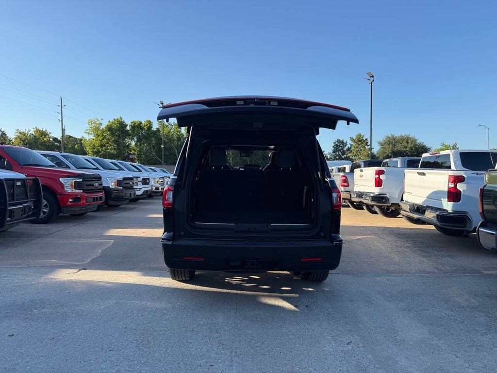 Lincoln Navigator Vehicle Full-screen Gallery Image 41