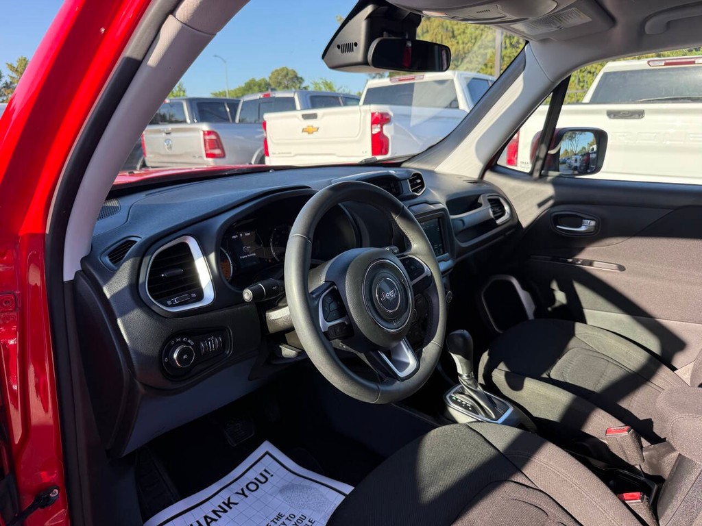 Jeep Renegade Vehicle Full-screen Gallery Image 06